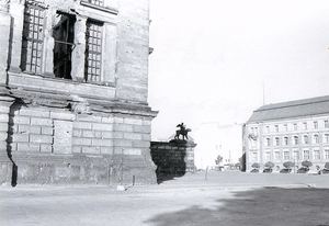 Blick über den zerstörten Platz der Akademie (Gendarmenmarkt), mit angeschnittener Ecke des Schauspielhauses, dem weitgehend unzerstört gebliebenen Bacchus auf dem Panther und Häusern in der Markgrafenstraße, Christa Sammler, 1956