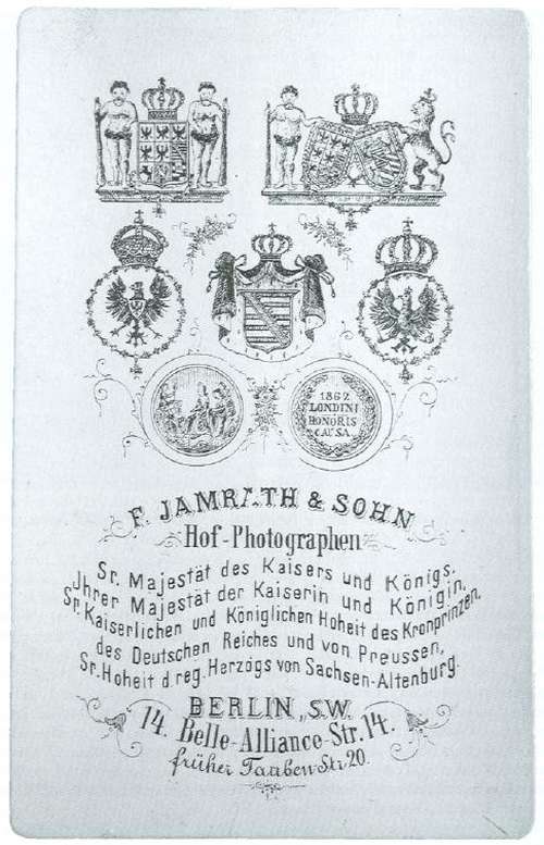 Atelier des Hoffotografen F. Jamrath & Sohn, Rückseite der Fotografiekarte des Schriftstellers Johannes Bloch, nach 1873. Verein :für die Geschichte Berlins e. V.