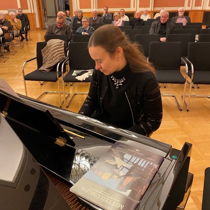 260122 pianistin